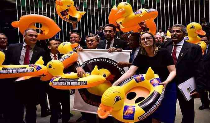 Deputados da oposio protestam no plenrio contra aprovao do texto da terceirizao(foto: Zeca Ribeiro/Cmara dos Deputados)