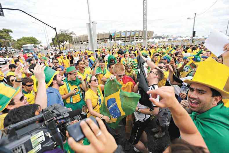 Antes do jogo, a torcida brasileira coloriu BH e o Mineirão de verde e amarelo para receber a partida pelas semifinais da Copa do Mundo(foto: Rodrigo Clemente/EM)