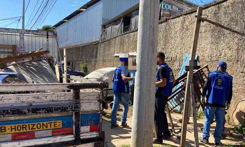 Fiscais recolhendo material na Rua Bimbarra e colocando no caminho (foto: Divulgao/ PMMG)