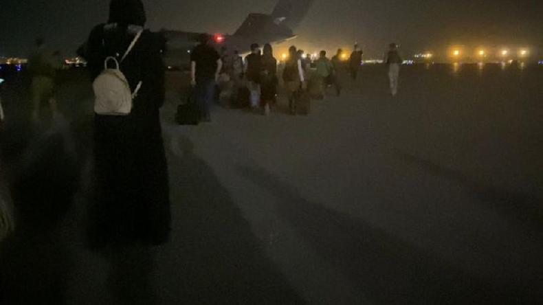 Ghafari conseguiu embarcar pouco antes do aeroporto ser tomado por caos(foto: Zarifa Ghafari)