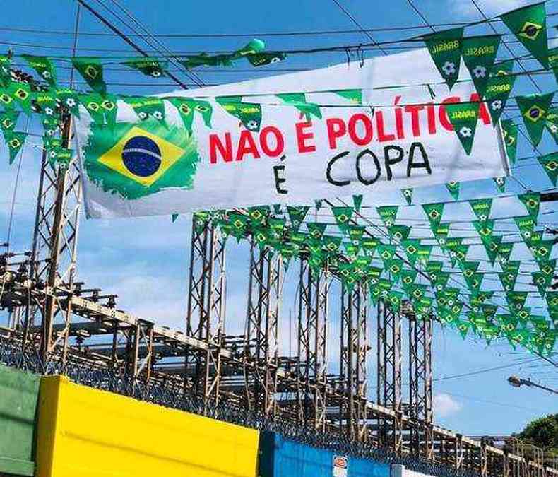 Bandeirinhas do Brasil penduradas e uma faixa escrito 'No  poltica,  Copa'.