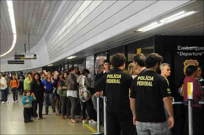 Operao-padro no aeroporto de Confins: fiscalizao rigorosa causou atrasos nos voos e longas filas de embarque, na quinta-feira(foto: BETO NOVAES/EM/D.A PRESS)