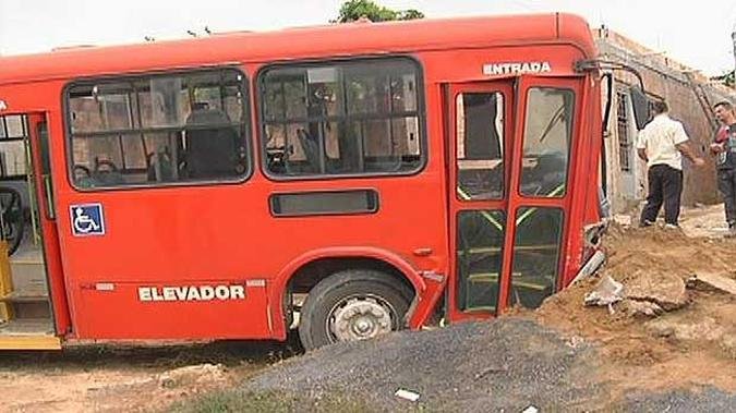 Na última sexta-feira, um ônibus que faz a linha BH/Esmeraldas invadiu uma casa(foto: TV alterosa/Reprodução) Na última sexta-feira, um ônibus que faz a linha BH/Esmeraldas invadiu uma casa(foto: TV alterosa/Reprodução)