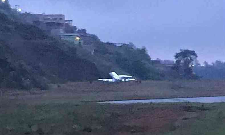 Aeronave derrapou na pista do Aeroporto da Serrinha(foto: Capito Martins/PMMG)