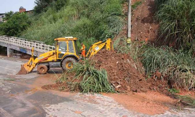 No Anel Rodoviário, encosta desmoronou e pista marginal precisou ser interditada até limpeza completa da via(foto: Edésio Ferreira/EM/D.A PRESS) No Anel Rodoviário, encosta desmoronou e pista marginal precisou ser interditada até limpeza completa da via(foto: Edésio Ferreira/EM/D.A PRESS)