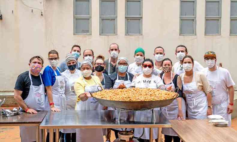 Chefs do Fartura Brasil reunidos no Senac, onde prepararam pratos para distribuir  populao carente de BH(foto: Nereu Jr./ Divulgao)