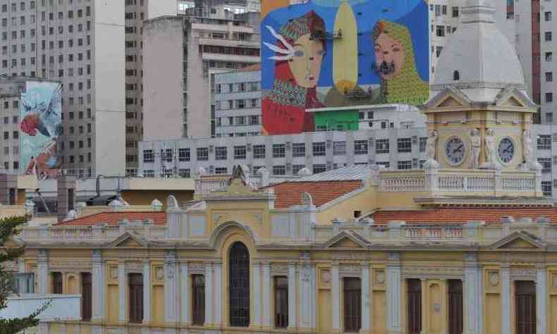 No fundo  esquerda, obra de Thiago Mazza eternizou na fachada do Edifcio Satlite a clssica disputa mineira entre o galo e a raposa(foto: Jair Amaral/EM/D.A Press)