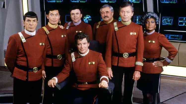Nichelle Nichols ( direita) com os atores (da direita para a esquerda) William Shatner, DeForest Kelley, Walter Koenig, George Takei e Leonard Nimoy no set da verso cinematogrfica de  'Jornada nas Estrelas: A ltima Fronteira' em 1989