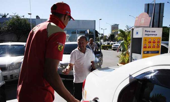 Como o taxista Natanael Pereira, muitos condutores tentavam encher o tanque para voltar a faturar e recuperar o tempo perdido (foto: Edésio Ferreira/EM/DA Press) Como o taxista Natanael Pereira, muitos condutores tentavam encher o tanque para voltar a faturar e recuperar o tempo perdido (foto: Edésio Ferreira/EM/DA Press)
