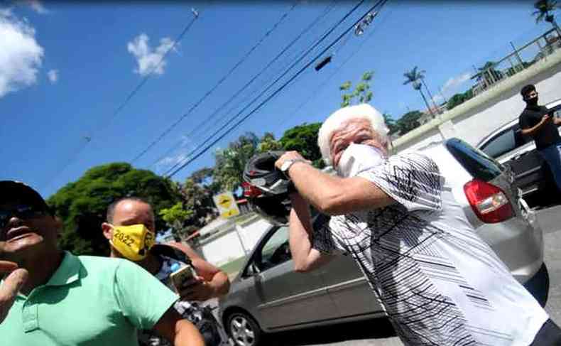 Fotgrafo do Estado de Minas foi hostilizado, agredido com um capacete e levou tambm pontaps (foto: EM/D.A.Press)
