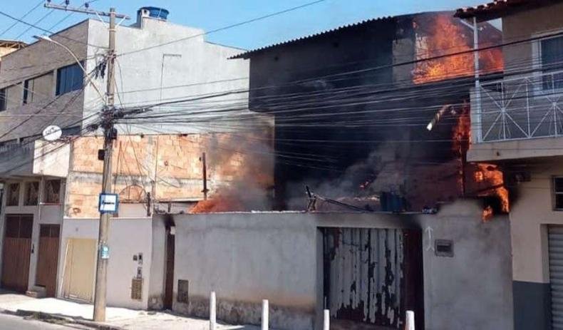 Segundo os militares, a idosa teve queimaduras de 1º e 2º graus no couro cabeludo(foto: Divulgação/Sala de Imprensa CBMMG) casa ainda em chamas