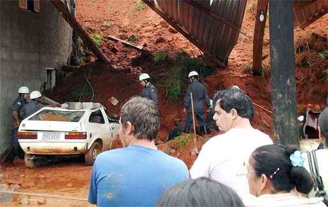 Em Lambari, no Sul de Minas, duas pessoas morreram soterradas nessa segunda-feira(foto: Assessoria Prefeitura de Lambari/ Divulgacao )