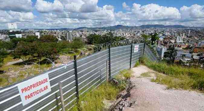 Parte da rea de influncia do mirante do Bairro Palmares est em rea particular e placas de ao e arames avanam sobre a paisagem