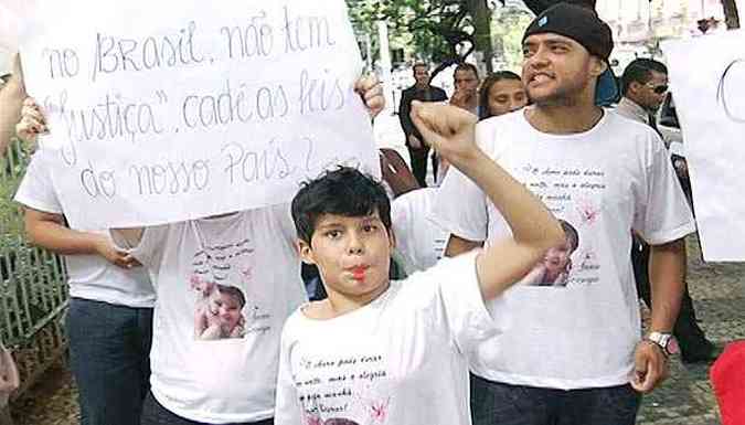 Familiares da garota levaram cartazes e fizeram um apitasso em frente o Frum Lafayette(foto: TV Alterosa/Reproduo)