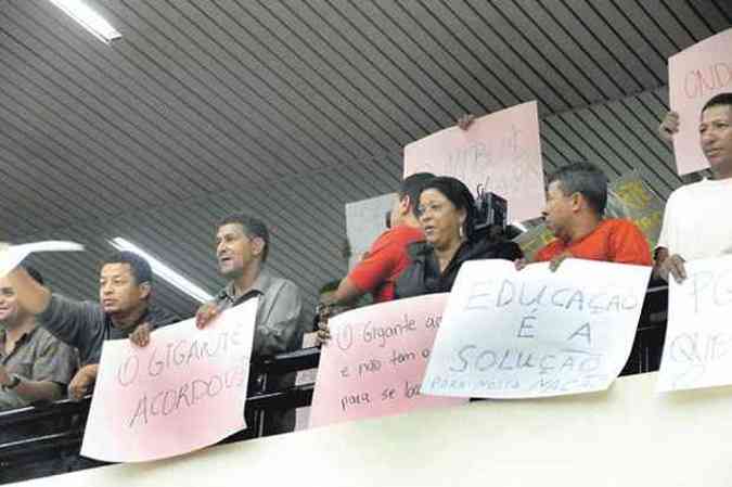 Manifestantes encheram a galeria reivindicando passagem barata e mais educao(foto: Beto Novaes/EM/D.A Press)