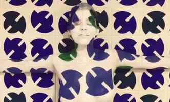 Modelo teve seus seios e braos pintados iguais aos azulejos de Bulco(foto: Reproduo internet/Instagram)