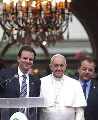 Durante a passagem pelo Brasil, em julho, o Papa Francisco recebeu a chave simblica do Rio de Janeiro das mos do prefeito Eduardo Paes e do Governador Srgio Cabral(foto: REUTERS/Ueslei Marcelino )