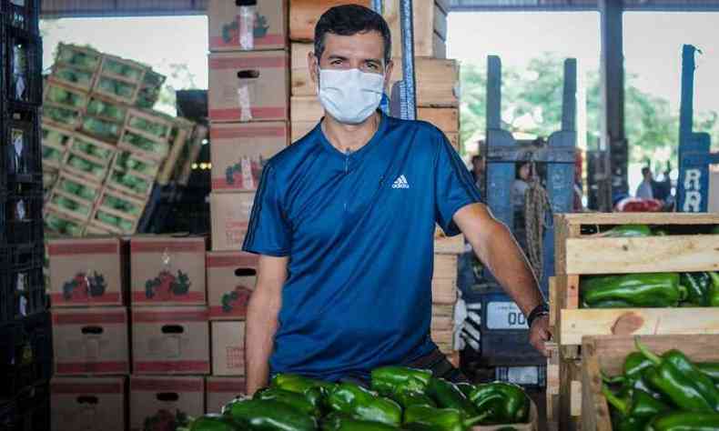 Alguns vendedores estavam com mscaras (foto: Leandro Couri )