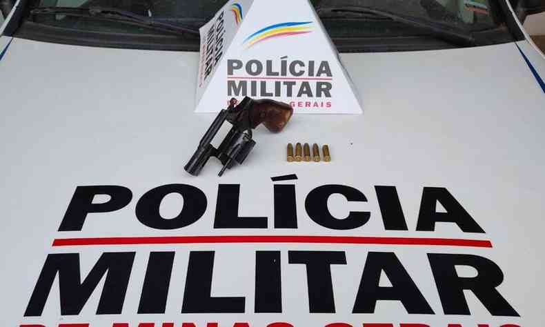 Com um dos suspeitos foi apreendida arma que pode ter sido usada no crima(foto: PMMG/Divulgao)