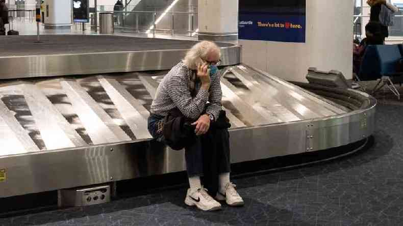 Passageira no aeroporto americano de LaGuardia, em 24 de dezembro