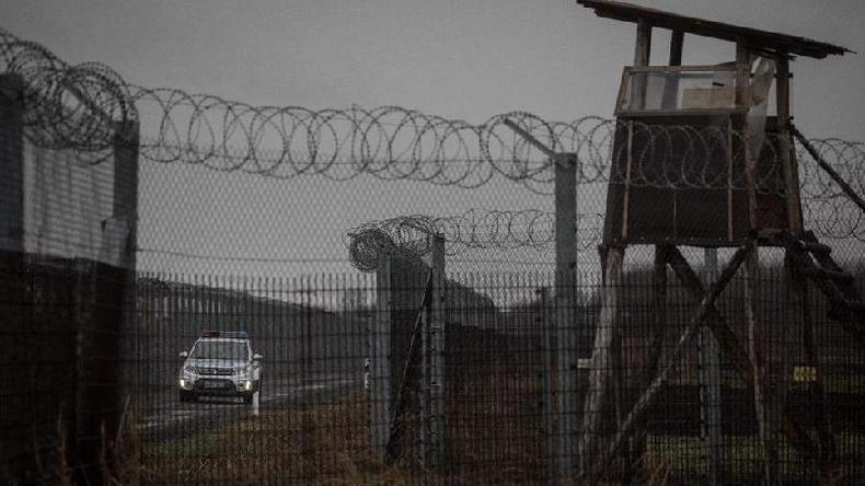 Em 2015, com Orbán no governo, a Hungria construiu uma barreira na fronteira com a Sérvia para impedir a entrada de imigrantes(foto: Getty Images) Barreira na fronteira húngara