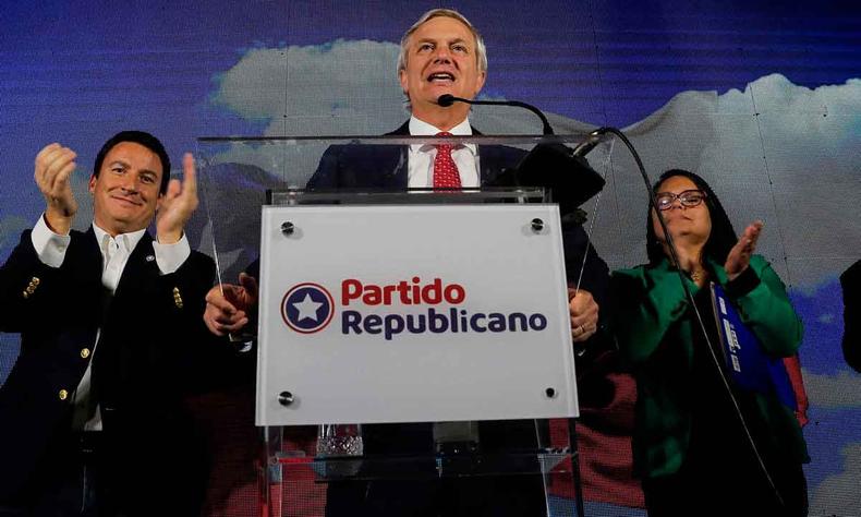 Kast falou à imprensa depois da definição do placar nas eleições de domingo: 'Não há nada para celebrar. Os chilenos estão preocupados com a insegurança, a pressão econômica'(foto: Javier Torres/AFP) José António Kast, líder do partido que disputou contra Boric