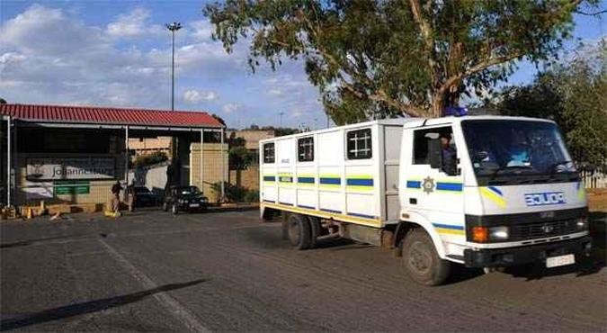No momento da explosão havia 36 detentos no ônibus, que voltada de um tribunal de Johannesburgo(foto: AFP PHOTO / ALEXANDER JOE ) No momento da explosão havia 36 detentos no ônibus, que voltada de um tribunal de Johannesburgo(foto: AFP PHOTO / ALEXANDER JOE )