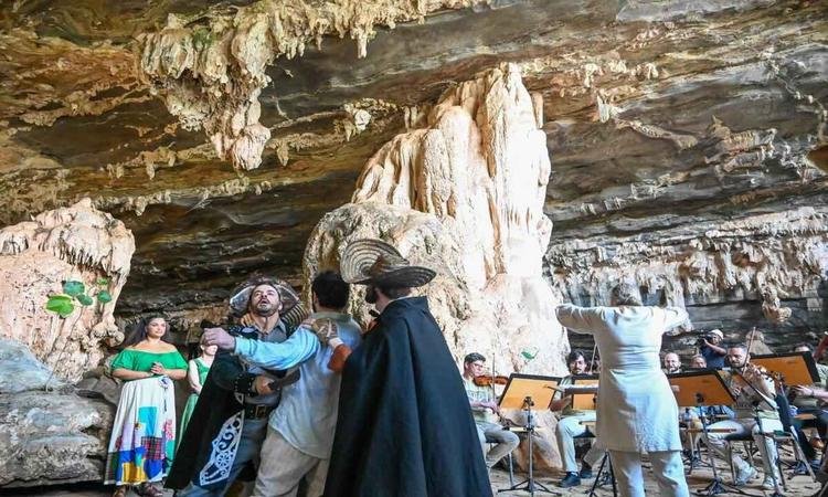 Encena��o de Matraga pela FCS na Gruta do Maquin�