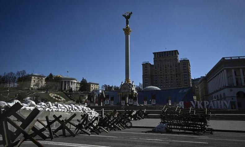 Barreiras ucranianas tentam conter ataques russos ao centro de Kiev(foto: Aris Messinis/AFP) Kiev, capital da Ucrânia
