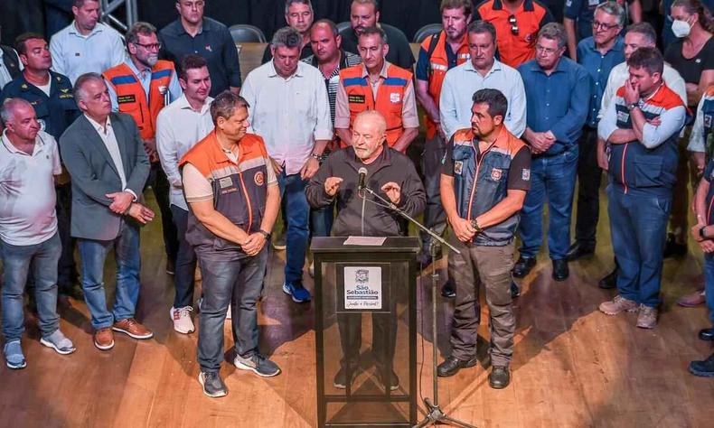 Governador Tarcsio de Freitas (Republicanos-SP), presidente Lula (PT) e prefeito Felipe Augusto (PSDB-SP) se pronunciam com equipe de socorro ao fundo