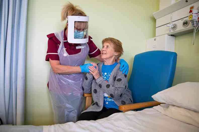 Margaret Keenan, de 90 anos, foi a primeira paciente no Reino Unido a receber a vacina Pfizer-BioNtech Covid-19 (foto: Jonny Weeks/AFP)
