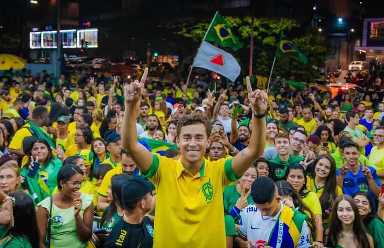Nikolas com a camisa do Brasil