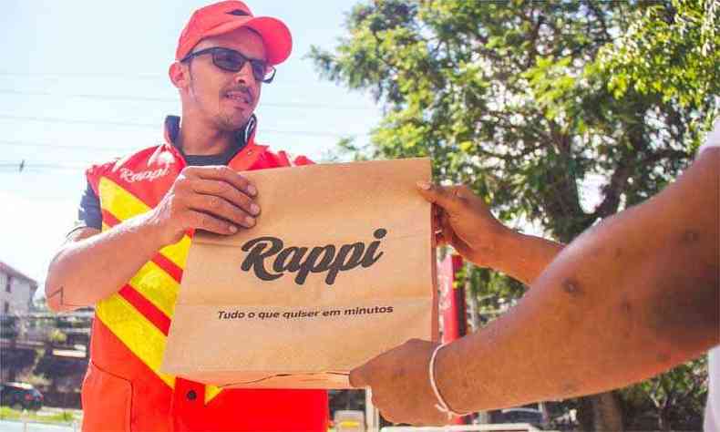 A Rappi opera em 10 cidades brasileiras e est fazendo fama com seus entregadores e caixas laranjas levando de tudo um pouco(foto: Lucas Sabino/Divulgao)