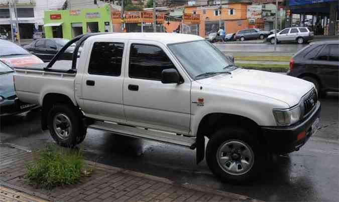 Bandidos abandonaram carro com casal vtima de sequestro-relmpago aps ouvirem sirene de ambulncia e acharem que era a polcia(foto: Paulo Filgueiras/EM/DA Press)