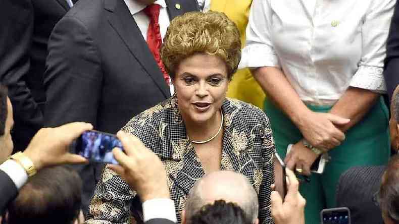 Ex-presidente Dilma Rousseff cumprimenta deputados ao chegar no Congresso em 2016