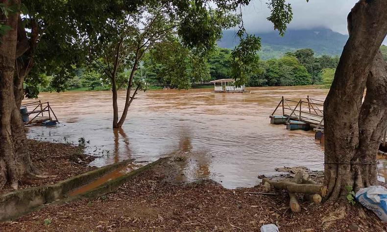 nvel da gua do Rio Doce, em Governador Valadares