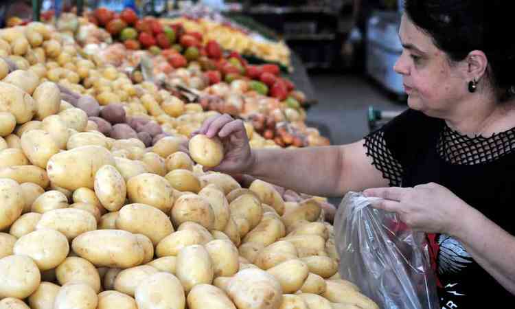 A comerciante Elaine Avila fez compras ontem em um sacolo e disse ter percebido a reduo no valor das batatas, mas o mesmo no observou em relao ao preo dos tomates