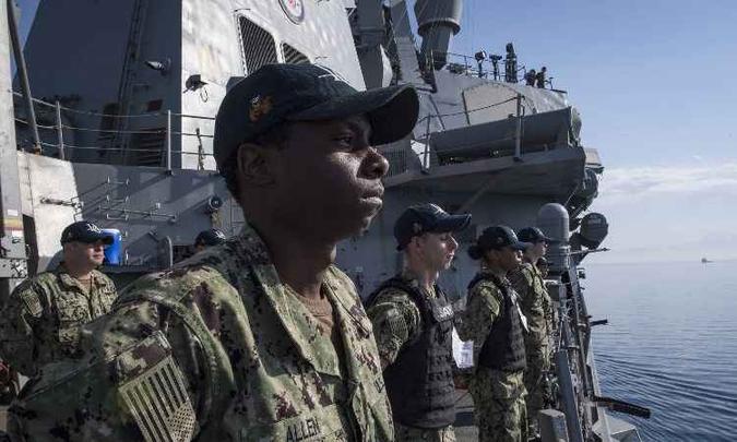 Destroyer USS Donald Cook, armado para lançamento de mísseis guiados, está em águas europeias(foto: MC2 Alyssa Weeks / Navy Office of Information / AFP) Destroyer USS Donald Cook, armado para lançamento de mísseis guiados, está em águas europeias(foto: MC2 Alyssa Weeks / Navy Office of Information / AFP)