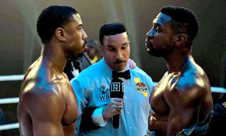 Atores Michael B. Jordan e Jonathan Majors se encaram em ringue de boxe em cena do filme Creed 3