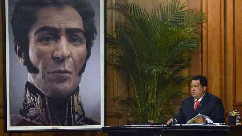 Hugo Chvez, quando era presidente da Venezuela, mandou exumar os restos mortais de Simn Bolvar para fazer um novo retrato(foto: AFP)
