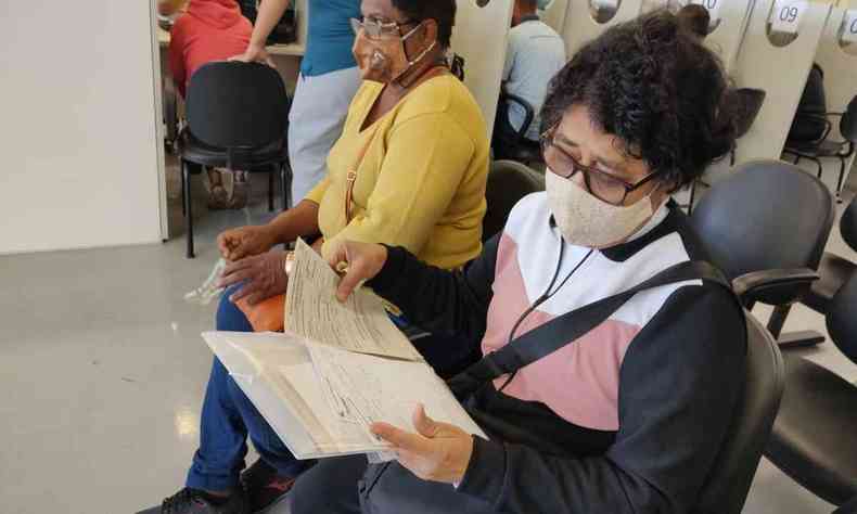 Imagem mostra Mamedia sentada esperando atendimento na Farmcia de Minas