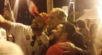 Ciro Gomes posa para foto com manifestantes durante ato pelas diretas em BH(foto: Juliana Cipriani - EM DA Press)