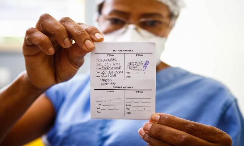 O passaporte de vacina já é obrigatório em pelo menos 249 cidades brasileiras(foto: Pedro Gontijo/Imprensa MG) Pandemia do coronavírus - COVID-19. A técnica de Enfermagem Maria Bom Sucesso Pereira, toma 2 dose da vacina