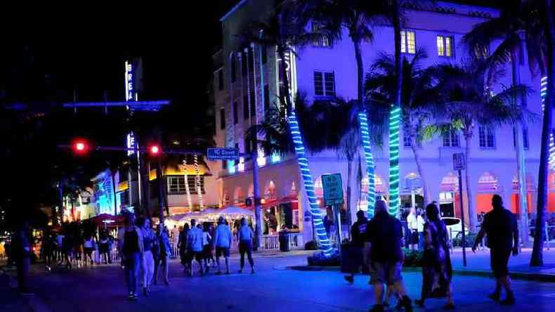 Em Miami Beach, o toque de recolher  meia-noite e as restries  venda de bebidas alcolicas continuam em vigor(foto: Reuters)