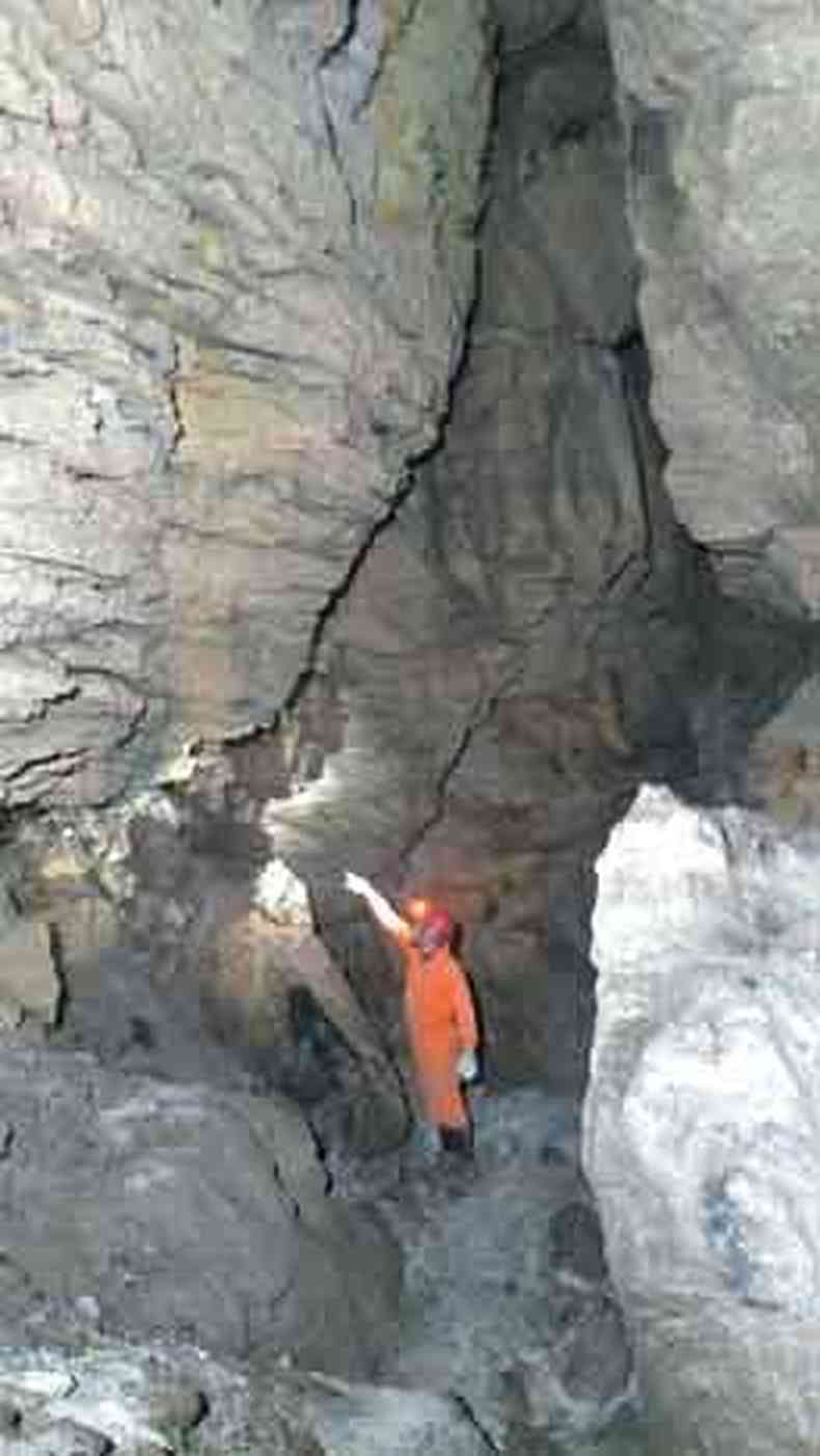 Professor Luciano Faria, dentro de caverna com alta concentrao de radnio e radioatividade