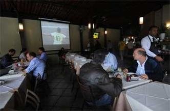 No restaurante K-Bab, investimento em tel�o n�o atraiu mais clientes na hora do almo�o ontem 