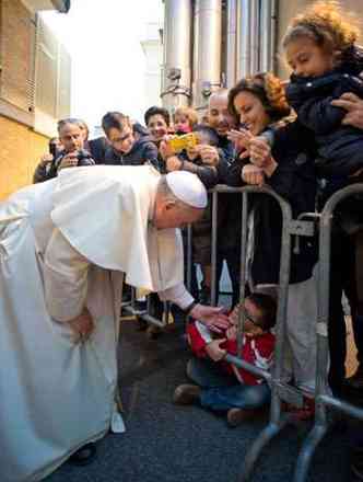 Primeiro papa no europeu em mais de 1.300 anos, primeiro papa latino-americano, primeiro pontfice jesuta da histria, Francisco foi eleito 'Pessoa do Ano' pela revista americana Time(foto: OSSERVATORE ROMANO / AFP)