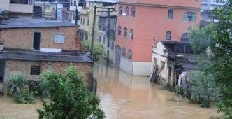 Em Muriaé, moradores passaram a madrugada monitorando o nível dos rios Muriaé e Preto, que alagaram várias ruas(foto: Silvan Alves/Divulgação) Em Muriaé, moradores passaram a madrugada monitorando o nível dos rios Muriaé e Preto, que alagaram várias ruas(foto: Silvan Alves/Divulgação)