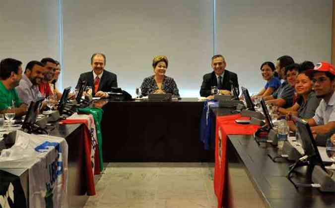 A presidenta Dilma Rousseff se reuniu nesta sexta-feira, no Palcio do Planalto, com representantes de movimentos de jovens(foto: Antonio Cruz/ABr)