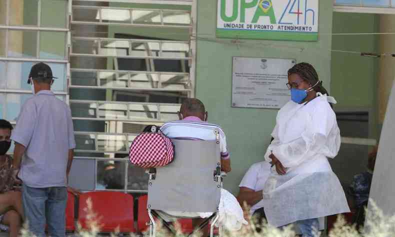 Pacientes aguardando atendimento na UPA Barreiro
